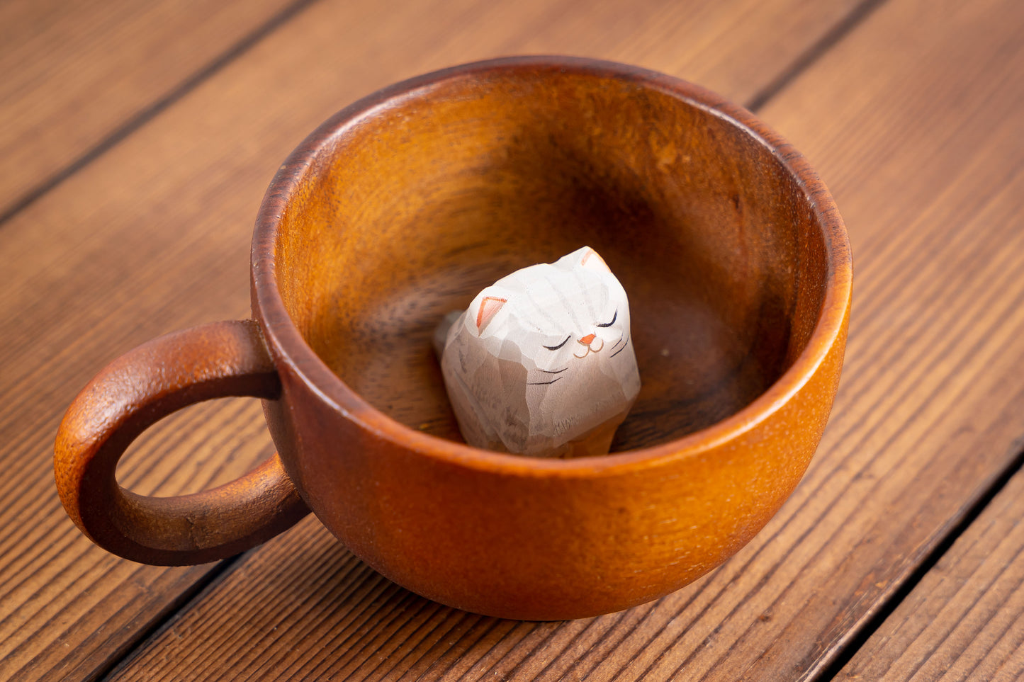 Islandoffer Bass Wooden Carving Silver Shadow British Shorthair