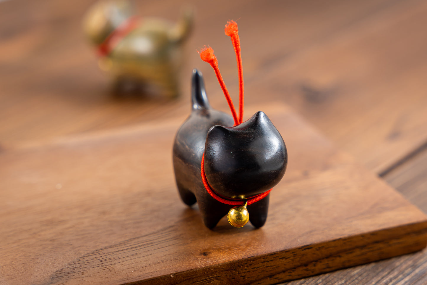 Islandoffer Sandalwood Carving Kitten (Green Sandalwood/Ebony)