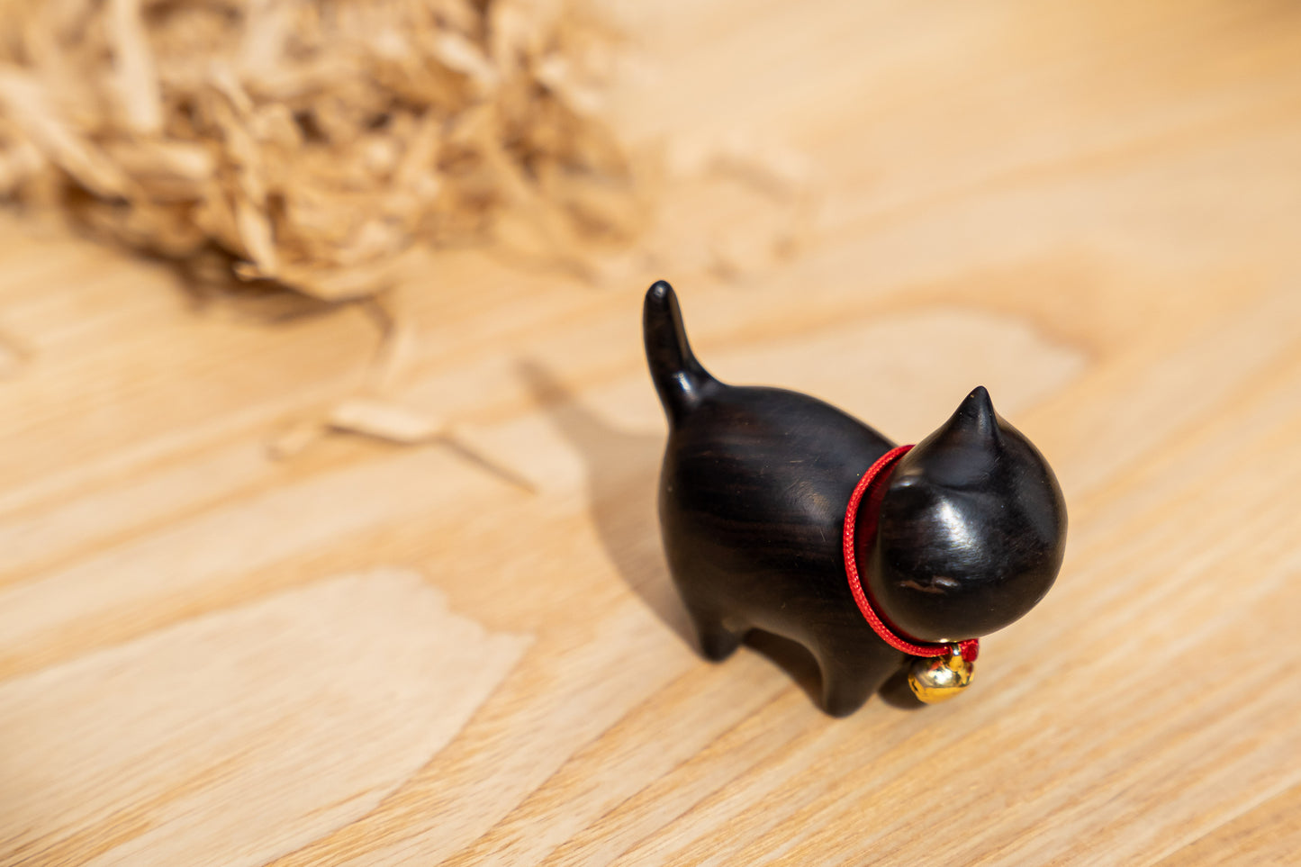 Islandoffer Sandalwood Carving Kitten (Green Sandalwood/Ebony)