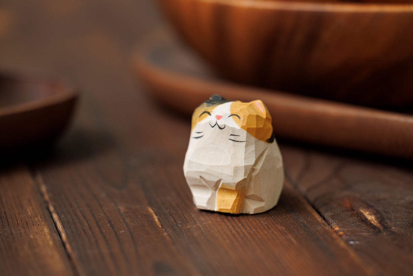 Islandoffer (Original Design) Bass Wooden Carving Sitting Tricolor Cat