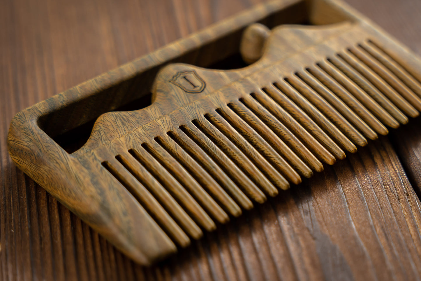 Islandoffer Green Sandalwood Mountain Peak Embossed Handleless Comb