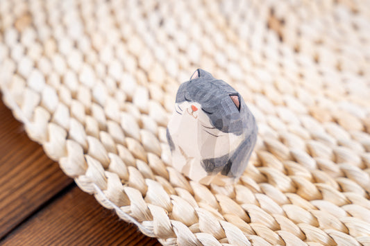 Islandoffer Bass Wooden Carving Grey and White British Shorthair Cat
