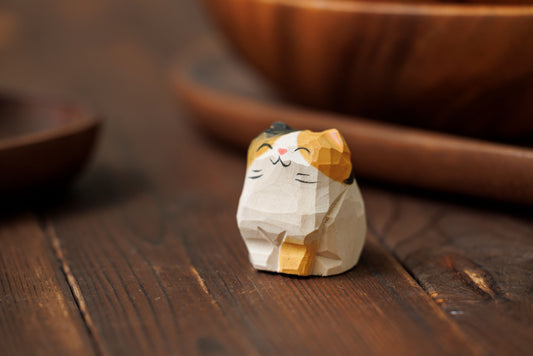 Islandoffer (Original Design) Bass Wooden Carving Sitting Tricolor Cat