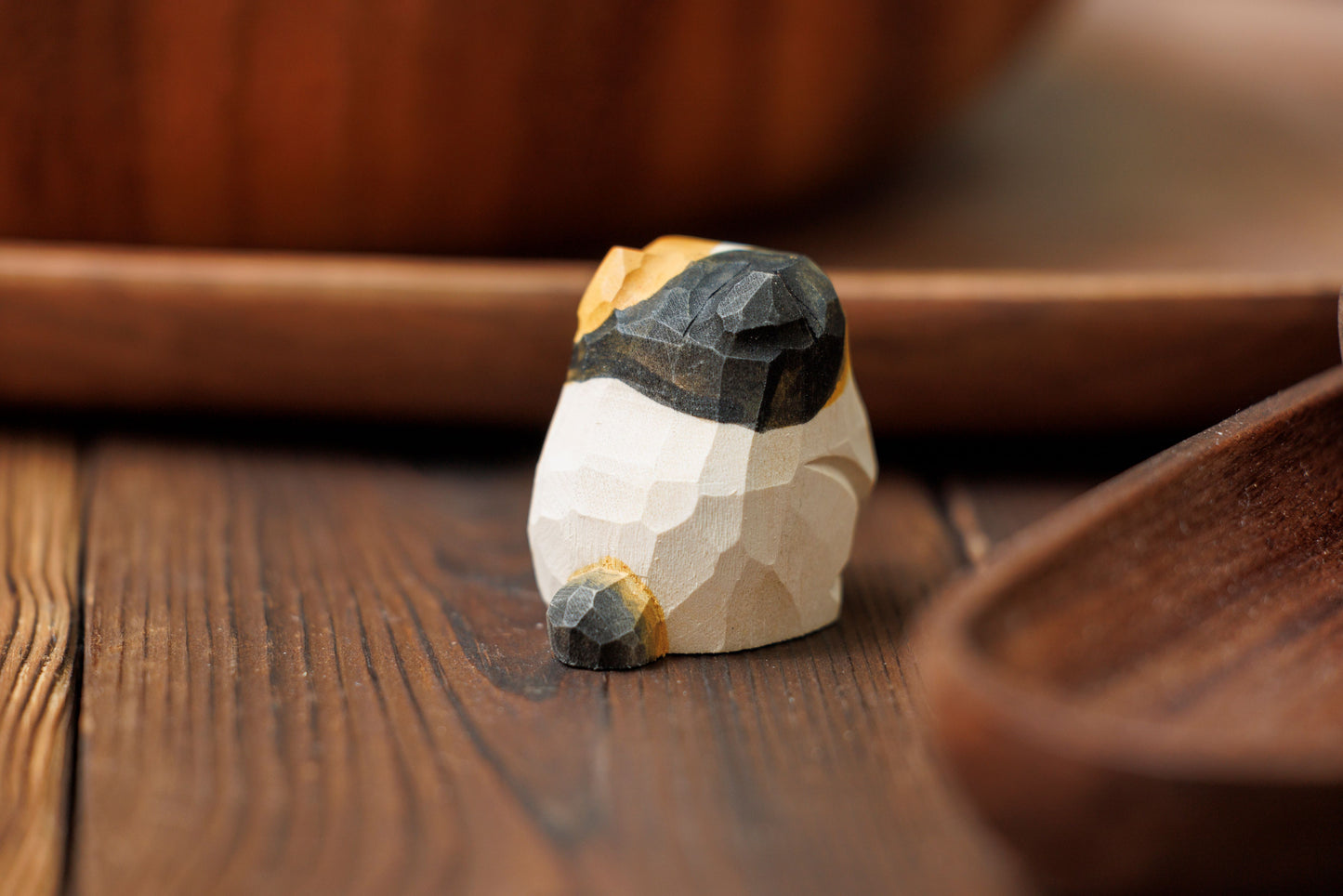 Islandoffer (Original Design) Bass Wooden Carving Sitting Tricolor Cat