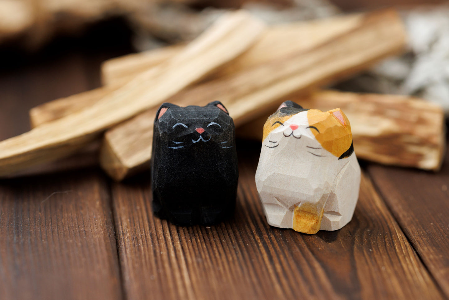 Islandoffer (Original Design) Bass Wooden Carving Sitting Tricolor Cat
